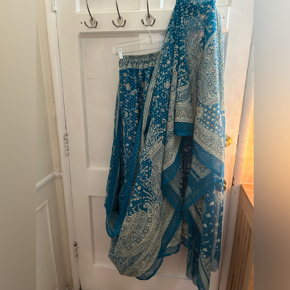 Women’s Teal, creme and silver patterned modern Sari
